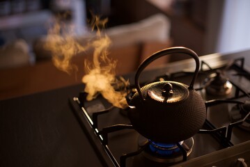 朝焼けの中、鉄瓶でお湯を沸かしているところ