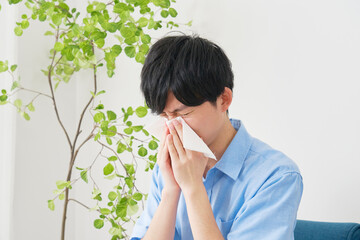 鼻をかむ男性