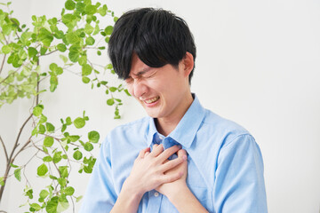 自宅で胸が痛い男性