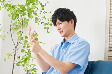 手が痛い男性