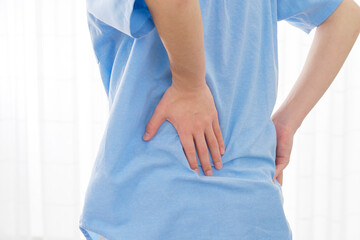 自宅で腰痛がする男性　顔無し
