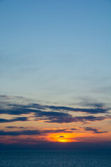 静かな海に沈む夕陽
