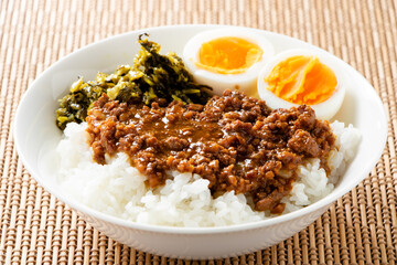 魯肉飯(ルーローハン)。ゆで卵･高菜入り。
