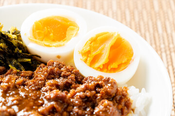 魯肉飯(ルーローハン)。ゆで卵･高菜入り。
