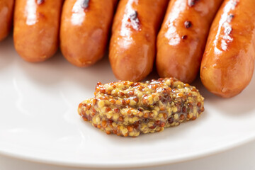 ウインナーソーセージに添えられた粒マスタード。
