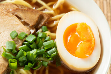 醤油ラーメンに入れられた煮玉子のアップ。
