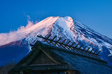 忍野村から富士山とかやふき屋根