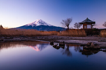 河口湖から富士山と六角堂