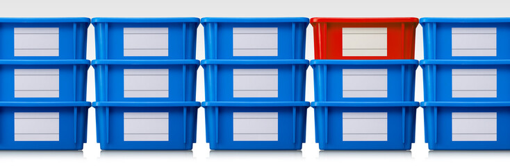 積み上げられた青いコンテナボックスに、一つだけ混った赤いボックス