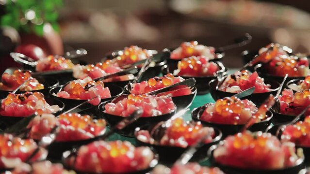 イクラを載せたマグロの刺身を料理したパーティー料理　宴会・食事・寿司・赤・海鮮・魚