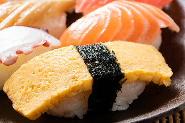 にぎり寿司盛り合わせの、玉子にぎりを中心としたアップ。
