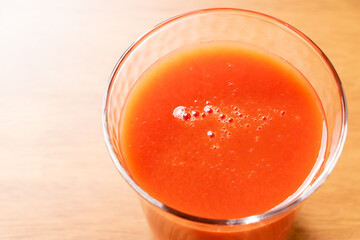 グラスに入れられたトマトジュース。
