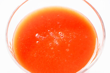 グラスに入れられたトマトジュース。
