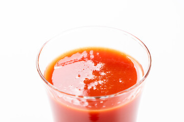 グラスに入れられたトマトジュース。
