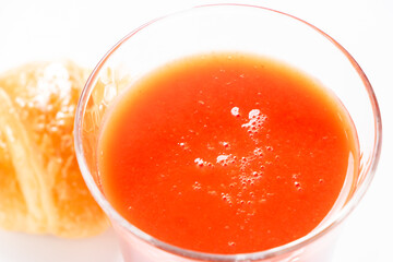グラスに入れられたトマトジュース。
