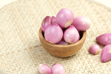 Obraz na płótnie Canvas bawang merah kupas or peeled shallots or red onion. herbs