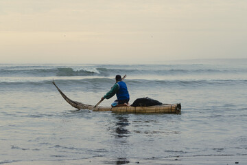 Navegar en el mar en caballito de totora.