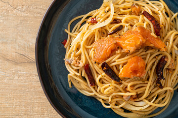 stir-fried spaghetti with salmon and dried chilli