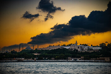 Paisaje urbano t&iacute;pico con antiguas mezquitas en la ciudad &aacute;rabe Arquitectura isl&aacute;mica en la estructura urbana Tradici&oacute;n cultural de la religi&oacute;n isl&aacute;mica en la ciudad turca