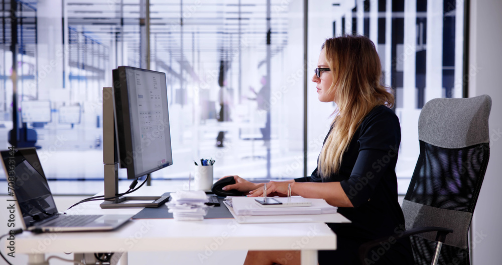 Aufkleber Online Taxes And Invoice Using Computer