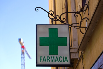 Obraz premium Close-up of green cross sign of pharmacy at Italian City of Venice on a sunny summer day. Photo taken August 7th, 2023, Venice, Italy.