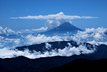 雨雲に覆われた富士山