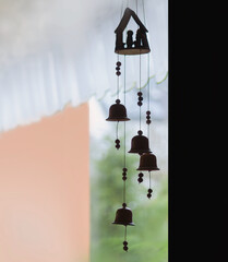 Handarbeit, kleine Tonglöckchen am Fenster hängend, hell und dunkel