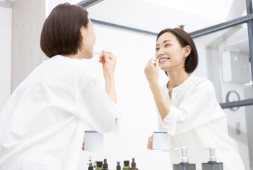 歯磨きをする女性