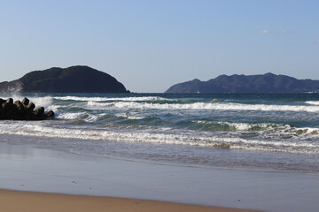 砂浜に打ち寄せる波