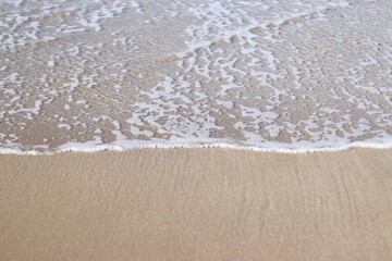 砂浜に打ち寄せる波