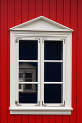 Fototapeta premium Weisses Fenster in einer roten Wellblechwand