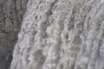 Die Kraft des Wassers am Wasserfall der in die Tiefe stürzt