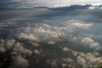 Zwischen den tiefliegenden Wolken und den hohen Zirren zeigen sich Wolkengebilde und ein spannender Horizont