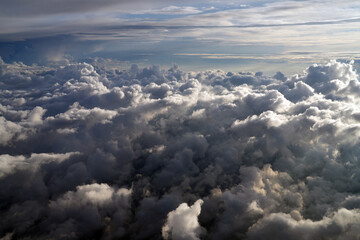 Zwischen den tiefliegenden Wolken und den hohen Zirren zeigen sich Wolkengebilde und ein spannender...