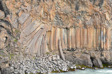 Vom Vulkan geprägte Steinsäulen in einer Felswand