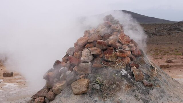 Schwefeldampf l&auml;uft aus einer heissen Quelle in Norden von Island