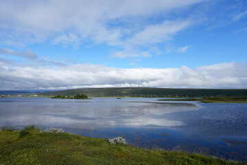 Fototapeta na wymiar Malerische Landschaft in Island mit Himmel und dem Fluss 