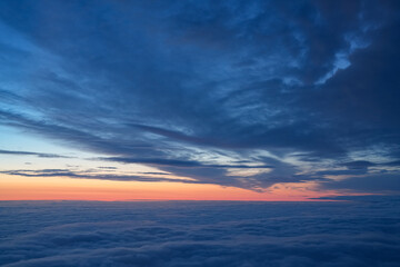 Wolkenformation am frühen Morgen über den unteren Wolken mit aufgehender Sonne 