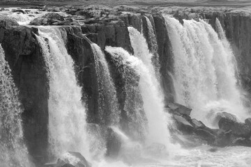Die Kraft des Wassers am Wasserfall der in die Tiefe stürzt