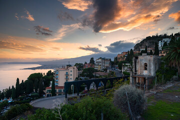 Taormina, Sizilien, Italien, 28.10.2023, blick bei Sonnenuntergang zum Aetna 