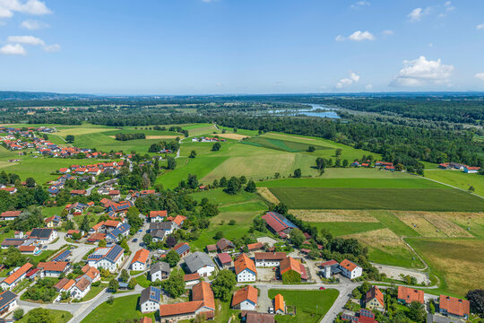 Ausblick auf Haiming zwischen Inn und Salzach in Oberbayern