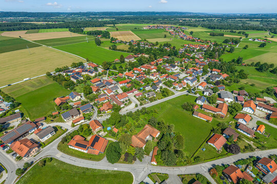 Die Gemeinde Haiming in Oberbayern von oben