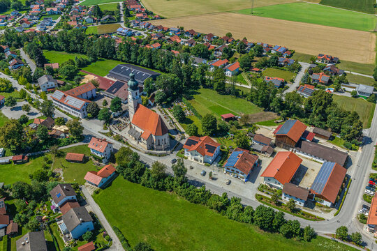 Die Gemeinde Haiming in Oberbayern von oben