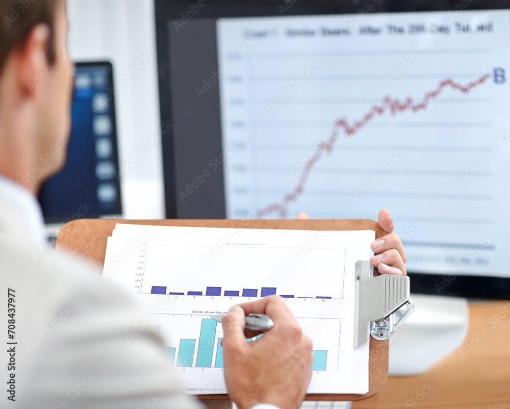 Aufkleber business person, documents and statistics on computer screen for data analysis, financial report and