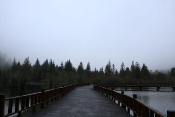 Naklejka premium wooden bridge over lake