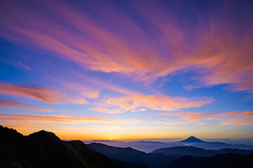 北岳から望む朝焼けの空と富士山