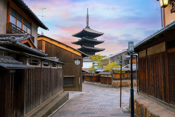 Fototapeta premium Scenic cityscape of Yasaka pagoda sunset in Kyoto, Japan