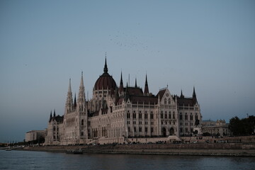 Obraz premium Budapest, Fisherman's Bastion, Hungarian Parliament Building, night view, wallpaper, computer wallpaper, pretty, scenery, Europe scenery, peace, girl, emotion, travel, tour, boat, relax