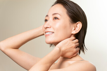ヘアケアをしている女性/艶肌で髪が濡れている/40代日本人女性のビューティーポートレート