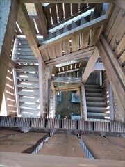 Drewniane schody wieża widokowa w lesie - obrazy, fototapety, plakaty